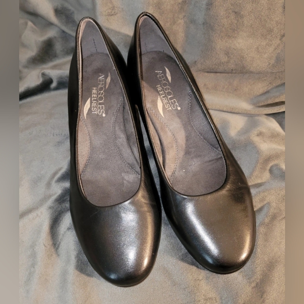 Aerosole Black Heels Size 5 1/2 M Red Hot Round Toe Nonslip Kitten Heel